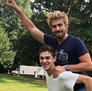 Ce naiba au toate fetele cu mine  pe banda asta ?