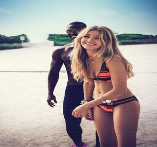 — 　La auzul celei din urmă întrebări, buzele îi captează unul dintre zâmbetele sale obişnuite,; sfârşind a încuviinţa scurt din cap, semn că este de acord cu propunerea sa. Aşadar, de vreme ce dintr-un moment în altul iubitul său îşi face dispariţia din bucătărie, decide să se facă utilă
