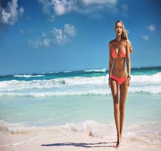 — 　Era vreo dispută cu unul ca Travis. Zis şi făcut, revendică toate atenţiile primite de către; iubitul ei, ca în mai puţin de o clipă să se facă nevăzută pe uşa din lemn, lasănd-o între-deschisă în urma sa. Din pricina greutăţii, decide să poziţioneze cadourile pe masa din bucătărie,
