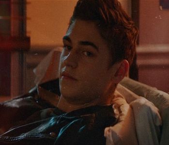 Mi-a plct originalitatea. E snickers ? #Cher. DA TE-A BĂGAT CINEVA ÎN SEAMĂ CĂ MĂ cl.; ENERV ACUM ?????? #MileyCyrus
