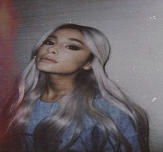 # coboară scările sfioasă