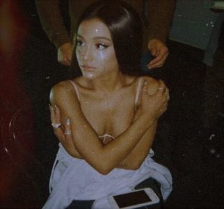 # stă în capul scărilor și se uită la Zac tremurând . # scapă bomboanele lui Cher pe jos