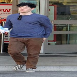 ― jumătate cu șezutul pe biroul despărțitor dintre el și ea, ducându-și brațele la piept sub; forma unei încrucișări. „Am reușit să fac până la urmă rost de aprobările de funcționare ale clubului, astfel că putem încă să îl deschidem la data stabilită de noi, în rest? Nu prea multe..”
