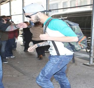 — Înainte de a-şi şterge palmele, uscându-le totodată prin cel mai la îndemână prosop.; Abia apoi, părăseşte interiorul băii, mişcările sale fiind menţinute în aceeaşi manieră, doar pentru a nu produce zgomot. Parcurge distanţa holului, căscând în mod instinctiv pe parcursul deplasării,
