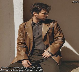 ― loc acelei amintiri să i se perinde prin minte, dar și-o șterge repede din prim plan atunci; când presează pe fruntea Ameliei un sărut tandru. „Știi de ce îmi e mie frică? De faptul că în casa aia locuiește Stefan, iar la cât de idiot e el ar putea oricând să stârnească un incendiu și să o be
