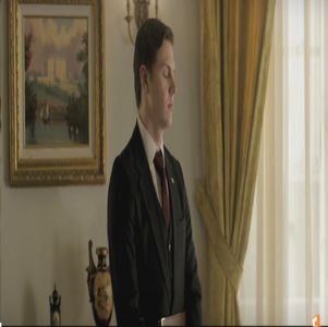 ― ridicându-se acum de pe biroul pe care zăcuse până nu de mult, închizându-și singurul; nasture de care dispunea sacoului lui. Își adâncește o mână în buzunarul pantalonilor de costum, iar celălalt braț i-l ofere Katiei. „Credeam că nu mai zici odată.” Adaugă el drept confirmare.
