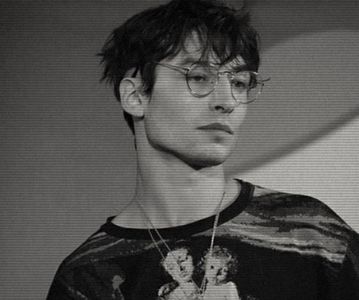 ⌮˒♥˓ Iṇℰẓṛạ’s⋅⁽ẅöṛdṡ⁾... 　‰ː Reacționează ultragiat: insolent, cu chipul ațipit într-o consterna; -re avidă. Catadicsi în a răspunde cântărit (înzecit, pe drept); decide concludent să patruleze domol prin altercație. ‘Deviezi.’ Trage un fum. ‘Acum că mă gândesc mai bine...’  Trage un altul.
