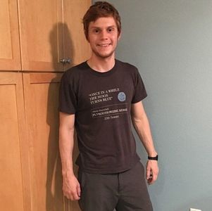 ― Auzindu-l pe Nathaniel i se strică tot vibe-ul și rămâne blocat, privindu-l cu o expresie; judgmental, mai să-i tragă și una. „Nathaniel, te rog, nu mai fi un prăjit!” Gesticulează precum italienii aplecându-se către prietenul său. „O cheamă Aicha, bă boule!” Se răstește la el
