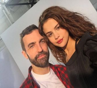 — „O să fiu o văduvă model la înmormântarea ta, voi purta haine negre și lenjerie intimă; roșie pe sub așa cum îți place ție.” Realizează cât de macabră a fost gluma ei de fapt și își duce o mână în dreptul gurii. „Retrag ce am spus, sunt proastă, mă scuzi!” Aude sunetul enervant
