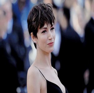 ― Zâmbind larg, Nadia se lasă ghidată de soțul ei până în zona în care se afla primarul; iar atunci când acesta semnează o face și ea la rându-i într-o clipită, rămând acum decât să aplaute. „Casă de piatră, dragii mei! Iar cum fugiți de aici!” Le face ea cu ochiul celor doi.
