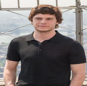 ― Ora deschiderii sosise, iar Zachary se afla alături de Katia la intrarea clubului, primind; cum se cuvinte primii invitați, care de altfel erau și prietenii lor care își anunțaseră sosirea cu puțin timp în urmă. Primii care își fac apariția erau Damon alătură de Amelie, deși ei s-ar fi
