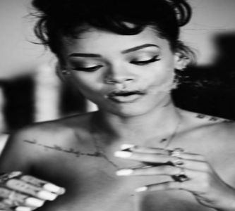 ― Aicha era sigură de faptul că aceasta avea să fie o seară cu adevărat încărcată pentru; ea, deja începuse să fie de îndată ce primii invitați își făcuseră apariția. „Brandon, în seara asta o să fii barback, vreau să te asiguri că nu ne lipsește gheață, mentă, portocale și orice
