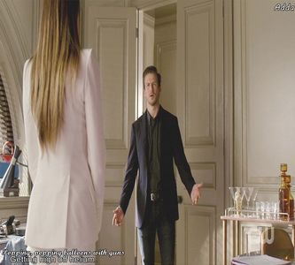 》decolat cu bine. Intră în local după ce-i salută pe Zac și Katia, cu un pahar de șampanie +; și privește în jur, zâmbind.
