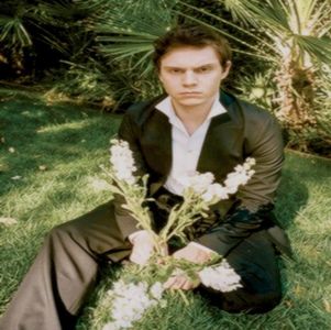 ― Nu îi ia prea mult să își dea seama ce s-a întâmplat în urma explicațiilor lui Damon, deoarece; își amintește că îl văzuse pe Michael sosind în club cu mult înaintea celorlalți, iar acum îi era clar că Alexander făcuse el ceva pentru a opri respectiva nuntă. Îi salută pe fiecare dintre prietenii
