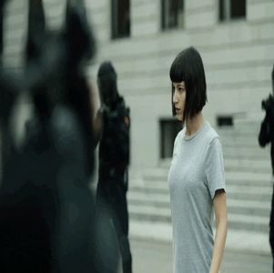 ― „până voi leșina și risca astfel să pierd sarcina.” Își dă ochii peste cap și apoi se împinge; ușor cu umărul ei într-al acestuia. „Nu te mai îngrijora atât, mai ții minte că ieșeam la petreceri în fiecare weekend atunci când am fost gravidă cu James? O să fiu bine, mi amor!”
