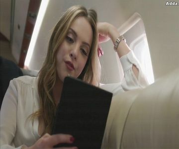 ―  „acum trei luni nici nu m-aș fi imaginat într-o relație, darămite căsătorită...” Face o pauză; scurtă, trăgând adânc aer în piept. „Iar acum că toate aceste lucruri s-au întâmplat și că te-am întâlnit pe tine, mă simt de parcă m-aș fi trezit brusc la realitate și totul e mai minunat decât mi-aș
