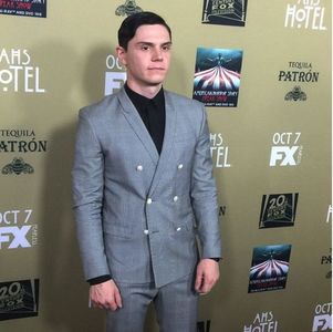 ― Era șocant cum niște evenimente din trecutul lor reușiseră să îi schimbe atât pe Zachary; și Katia, aducându-i în punctul de a fi de nerecunoscut, dar pe tânărul nostru nu îl deranja câtuși de puțin această schimbare deoarece să considera norocos să aibă la brațul lui cea mai
