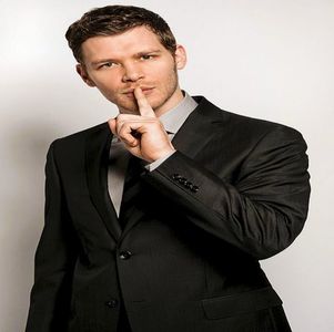 ― Deși Alaric era pe deplin atent la tot ceea ce Selenei împărtășea cu el în aceste momente; privirea lui nu era ațintită asupra acesteia, ci către cel care într-adevăr se dovedise a fi Nathaniel. Era rezemat cu cotul brațului stâng de suprafața barului, paharul său cu Old Fashioned fiind
