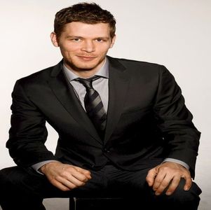 ―  cuprins între degetele aceleași mâini. O încruntare produce încrețirea frunții acestuia,; iar mijirea ochilor este inevitabilă în momentul în care privirea sa revine asupra tinerei. „Nu mi-ai spus niciodată care a fost motivul pentru care voi doi v-ați despărțit...” Ia tacticos o gură din 
