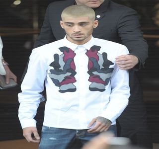 — Ulterioare forţează o simplă mişcare afirmativă a capului înainte de a prelua toartele; celorlalte pungi de cadouri, pe care le ridică de pe suprafaţa blatului. Paşii i-i urmează până ce ambii se regăsesc în cele din urmă în zona uşii ce servea drept acces în apartamentul lui
