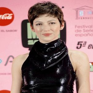 ― „moștenească talentul.” Se oprește și ea atunci când dj-ul oprește muzica pentru a; vorbi și se întoarce cu fața către scenă. „Chiar mă întrebam dacă bara aia e pusă acolo doar de decor.” Îi șoptește lui Denver, fiind curioasă de ceea ce avea să se întâmple în continuare.
