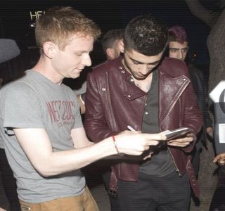 — Corpul. Paşii îl poartă alene spre specifica zonă, una dintre uşile aflate pe hol, care; ascundea destinaţia sa finală. Odată deschisă, pătrunde în interiorul acesteia, închizând-o doar pentru o precauţie, chiar dacă apariţia din senin a lui Gigi nu ar fi reprezentat un deranj
