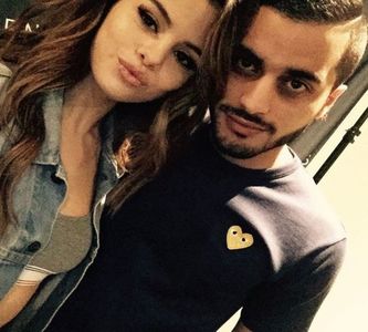 — Motivul întristării care se abătuse era cu adevărat justificat, ceea ce o întristează și pe; Reyna la rândul ei, motiv pentru care își așează o mână pe umărul acestuia în încercarea de a-l consola cumva. „Nici nu vreau să îmi imaginez prin ce poți să treci în acest moment... Îmi
