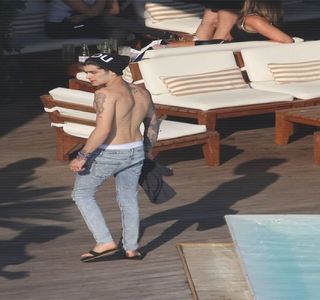 — Intermediul ambelor braţe. Un alt râset i se identifică rapid, dar în acelaşi timp recurge şi; la câteva cuvinte. „Zici că mai ai altele pe care poţi să le foloseşti?” Prin întrebarea cu pricina produce un apropo referitor la maioul acesteia, singura piesă vestimentară din partea superioară,
