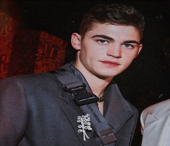 ❡ℋ❧.; Rămâne înmărmurit când aude scenariul ce se desfășura în închipuirea ei, neputând; a replica mai mult decât „Femei.” Își alungă imaginea pe care aproape și-o schițase pentru 0,00001 secunde prin câteva clătinări ale capului, mijindu-și ochii când îi aude intențiile. „Din experiența
 ❡ℋ❧.; Rămâne înmărmurit când aude scenariul ce se desfășura în închipuirea ei, neputând; a replica mai mult decât „Femei.” Își alungă imaginea pe care aproape și-o schițase pentru 0,00001 secunde prin câteva clătinări ale capului, mijindu-și ochii când îi aude intențiile. „Din experiența