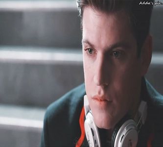 》#Face ochii mari, ultima lui intenție era s-o jignească. "Ștefan?! Ooooh, adică Stefan +; Hayes, ciudatul ăla.. Da, e la închisoare. A zgâriat mașina lui Oliver Morgan.&quot; #Începe apoi să vb ca o moară stricată. &quot;Și pe mine m-a închis Oliver, știe să tragă sfori să facă ce vrea.&qu
