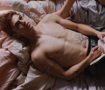 ❡ℋ❧.; „Rumegă sună bine, ar fi o idee să rumegi niște Baudelaire până la următoarea; noastră întâlnire pentru a fi în formă. Dacă va mai exista. Și să nu uiți de velociped. Cu bine, Candice!” Îi transmite un zâmbet ștrengăresc și se rotește rapid, nelăsând loc de vreo replică, grăbi
 ❡ℋ❧.; „Rumegă sună bine, ar fi o idee să rumegi niște Baudelaire până la următoarea; noastră întâlnire pentru a fi în formă. Dacă va mai exista. Și să nu uiți de velociped. Cu bine, Candice!” Îi transmite un zâmbet ștrengăresc și se rotește rapid, nelăsând loc de vreo replică, grăbi