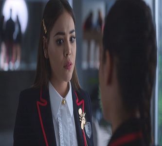 Se uită în urma lui Alaric, dându-și apoi ochii peste cap. "Patético!" se întoarce la bar,; comandându-și clasicul gin tonic, trăgând aer în piept încercând să se calmeze.
