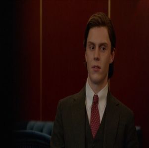 ― avea să fie perturbată de o persoană cu totul neașteptată. „Alaric? Ce cauți aici?” Ros-; tește Zachary ridicându-se instinctiv de pe fotoliul lui, parcă prins făcând ceva ilegal, desigur chiar acest lucru se întâmpla, doar că iubitul bunei lui amice nu avea de unde să știe... sau avea?
