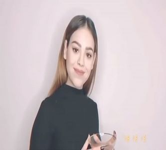 Privirea îi era direcționată către băuturile așezate în spatele barului, mai mult uitându-se; prin ele. Venindu-i între timp băutura, ia o gură din aceasta, apoi strânge din buze închizând ochii, oftând. Se uită apoi la sora ei, neavând vreo expresie facială. &quot;Sunt doar proastă!&quot;
