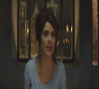 Ochii i se lărgesc instant în momentul în care îi aude vorbele lui Oliver. "Asta pentru că singurul; mod prin care ți-ai arătat iubirea au fost banii!&quot; Ridică mâna dreaptă, arătând cu degetul arătător către acesta. &quot;Toată viața ți-ai rezolvat problemele aruncând cu banii în stânga și în dre
