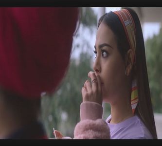 Stă puțin să se gândească, apoi înclină capul zâmbind. "Dacă mergem acasă, putem să; ne aducem aminte puțin de când eram mici și să facem clasica noastră seară a fetelor?&quot; Înghite în sec, făcând o pauză, zâmbetul ștergându-se de pe față.&quot;Am nevoie de asta...&quot;
