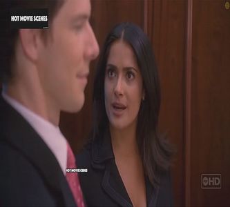 Își ridică sprânceana, îndreptându-și spatele, apoi își dă părul din partea dreaptă pe spate.; &quot;Clasicul meu brunet mă prinde mai bine!&quot; rânjește.
