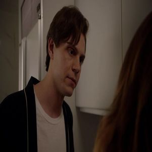 ― evident serios. „Scrie pr#ști pe fața noastră sau care-i faza?” Se apropie de el cu mâinle; adâncite în buzunarele pantalonilor. „Singurul lucru pe care o să îl obții de la noi este un f#nd tăbăcit dacă nu IEȘI DR#CU DIN BIROUL MEU!” Îi țipă în față ultima parte din propoziție.
