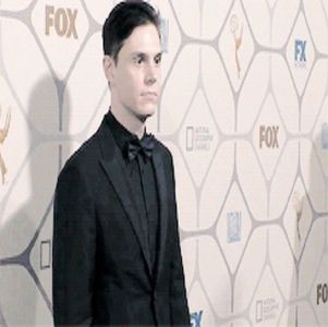 ― Fiind luat prin surprindere, Zachary se prăbușește la podea în urma pumnului pe care-l; încasează de la acest maniac și își duce mâna către zona lezată, privind cu scârbă în sus către acesta. „Am și eu un life hack pentru tine: psihiatria este locul în care cei ca tine se pot trata.”
