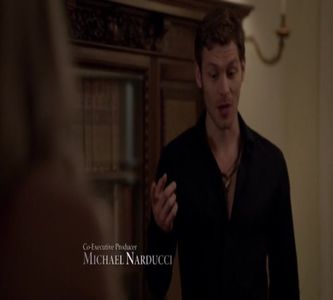 — din lunga sa viață și își lasă privirea să se perinde în juru-i, strâmbând din nas. „Avea; Fane dreptate, dacă nu face el curat... viermii i-au mâncat pe ăștia.” Spune privind către podea, la picioarele lui fiind o rămână care se târa liniștită, asta până să calce Klaus pe ea.
