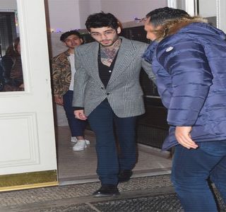 — 　Spetezei canapelei, îşi ţuguie buzele iar sprâncenele şi le înalţă o singură dată,; comportându-se precum un adevărat actor în prim rol, sfârşind de altfel prin a rosti cuvântul „ciudat” printre respiraţii în timp ce priveşte cadourile, aflat în aşteptarea deschiderii altuia.
