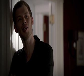 — „canină la cuptor de te-ai rumenit așa?” Se întoarce pe călcâie și pleacă înapoi către; fotoliul lui încă râzând de gluma făcută.
