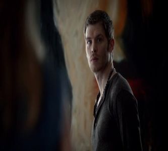 — Auzind acel zgomot iritant Klaus își dă ochii peste cap și se duce sus folosindu-se de; viteza de vampir doar pentru a se întoarce apoi cu copilul în brațe care era prea speriat de el ca să mai plângă. „Cine votează să-l secătuiesc de sânge?” Ridică o mână în aer privind apoi către
