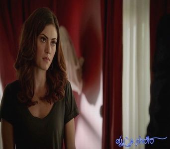 Eh, o sa apara ea pana la urma. #kol * se trezeste cu copilul in brate* Chiar daca sunt femeie,+; nu imi dau seama de ce plange *se duce mai intai la bucatarie cu Felix si ii da un biberon cu lapte apoi se duce la baie si ii schimba scutecul si se intoarce cu copilul care inca plangea in sufrageri
