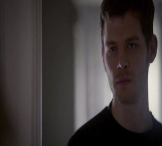 — Îl vede pe Fane și se duce să dea mâna cu el, dar când vede ce face se oprește și-l; salută de la distanță. „Salutare...” Se uită la cozonac și se strâmbă. „Nu, mulțumesc, am intoleranță la.... lactoză.” =)))))) Apare brusc lângă fratele lui, mai exact în spatele acestuia și îi
