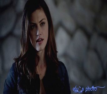 Daca ma ajuti cu el, iti dau jumate din bani #kol Sper ca nu vorbesti serios cu congelatorul+; si e doar o gluma #klaus Nu-i copilul meu, e al Elenei si dupa cum vezi am ajuns babysitter-ul casei #fane *intr-un final reuseste sa il adoarma pe cel mic si il aseaza usor pe canapea*
