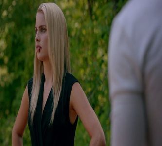 — Coboară din camera ei, auzise tot ceea ce se vorbise la parter până acum. „Păi de mă; Fane, dacă gândeai și tu cu capul de pe umeri, nu cu lăptăria mă luai de muiere atunci când ai avut ocazia și nu mai aveai acuma bătături în palmă.” Îi salută pe restul și merge să-și pună de băut.
