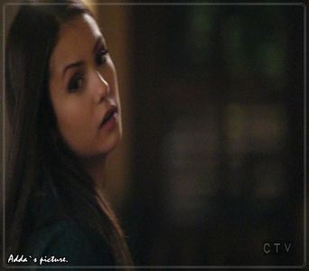 》#Se trezise buimacă, nu găsise copilul lângă ea și vine speriată la parter. "FELIX, UNDE +; E FELIX.&quot; #Rămâne nemișcată când îl vede pe Klaus, amintindu-și de toate relele=)))))), apoi se duce direct la canapea și-l ia pe Felix care era adormit deja.
