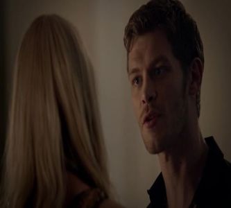 — Se ferește de pahar și râde auzindu-l pe Kol. „Brilliant idea, brother!” Ia telecomanda; de pe măsuță și pornește ventilatorul, prăpădindu-se de râs când o vede pe Elena învârtindu-se. „Cred că de fapt aș fi o figură paternă perfectă, uite, Felix râde acum, se distrează!” =))))))
