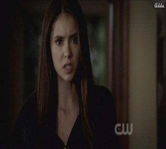 》#Stă și se învârte cu mâinile în sân, uitându-se urât la ei. "Nu e amuzant, lasă-mă să ++; cobor..&quot; #Se zbate să își desprindă haine, dar își dă jos bluza, astfel eliberându-se, apoi își ia bluza de pe ventilator și se îmbracă la loc. =)))))))))))))))))))))
